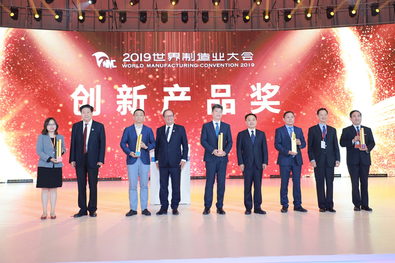 陜鼓集團黨委書記、董事長李宏安（右一）代表企業(yè)領(lǐng)取了創(chuàng)新產(chǎn)品金獎_副本.jpg